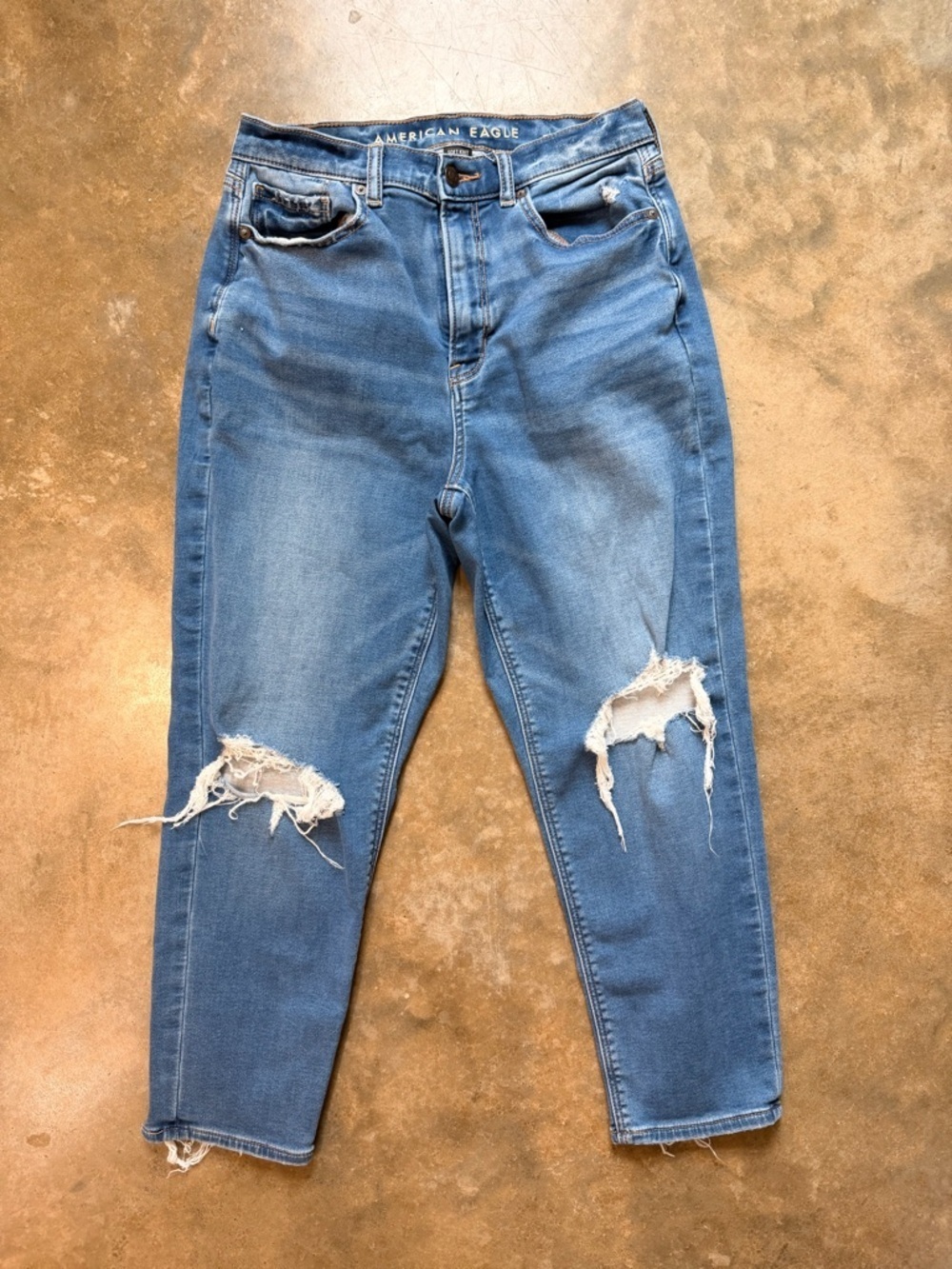 American Eagle Mom Jeans 6 High Rise Distressed Fall Game Day Fit Tailgate